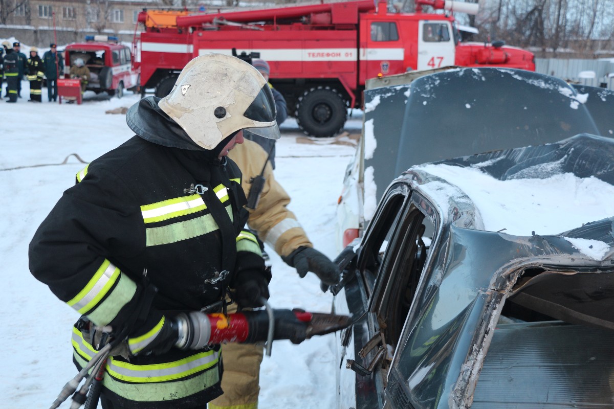 Вскрытие пострадавшего в "ДТП" автомобиля